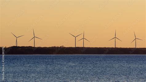 Turbiny wiatrowe przy morzu bałtyckim na estońskim wybrzeżu