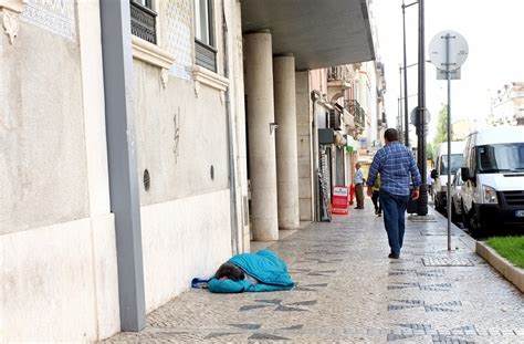 Cerca De Milh Es Em Risco De Pobreza Em Portugal Esquerda