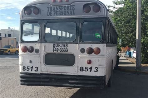 Choca camión de personal contra camioneta en la Troncoso