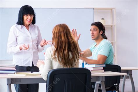 Background Guru Tua Dan Siswa Di Kelas Guru Tua Dan Siswa Di Kelas Foto