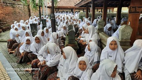 Kenang Jasa Pendiri Santri Qudsiyyah Kudus Ziarahi Makam Khr Asnawi