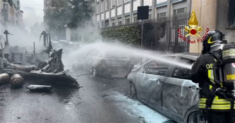 Incendio A Milano Auto Carbonizzate In Zona Porta Romana I Vigili