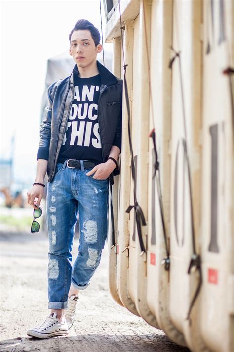 Tops To Wear With Blue Ripped Jeans For Men