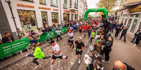 Fröhliche Teamsportler trotzen der Kälte Bilder und Videos vom Firmenlauf