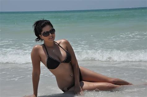 ACTRESS Sunny Leone Hot Beach Bikini Photo Gallery