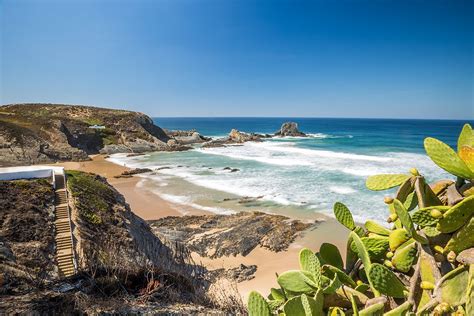 Praia da Zambujeira do Mar em Odemira foi interditada a banhos Rádio