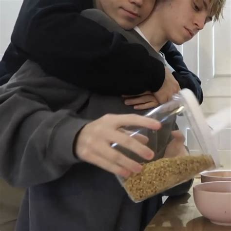 Rodnick Devalque adlı kullanıcının Manifesting panosundaki Pin Oğlanlar Gay Kafiyeli sözler