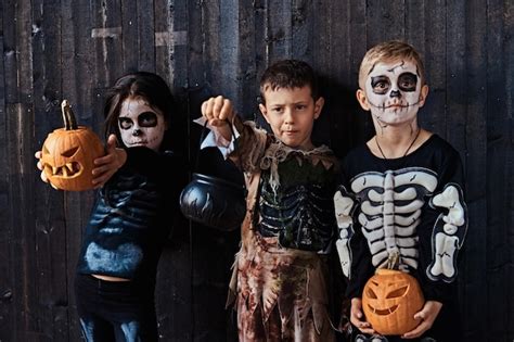 Tres Lindos Ni Os Disfrazados De Miedo Durante La Fiesta De Halloween