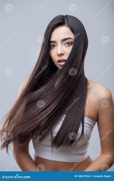 Belle Fille De Brune Avec De Longs Cheveux Sains Photo Stock Image Du