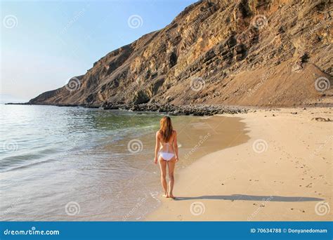 Mujer Joven En El Bikini Que Se Coloca En El La Mina Beach En Paracas