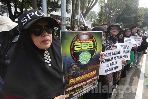 Foto Aksi Unjuk Rasa Tuntut Kemenag Bubarkan Ponpes Al Zaytun