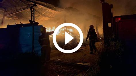 VÍDEO Incêndio de grandes proporções atinge empresa de reciclagem em