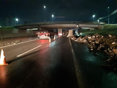 Caminhão tomba na Dutra em Taubaté e deixa trânsito congestionado nesta