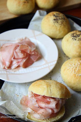 Panini Di Grano Kamut Con Formaggio E Noci Farciti Con Lardo Panini