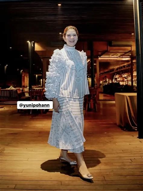 6 Potret Terbaru Kahiyang Ayu Hadir Di Indonesia Fashion Week Elegan