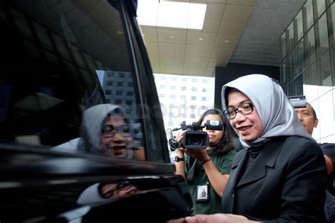 FOTO KPK Periksa Eni Saragih Untuk Tersangka Samin Tan