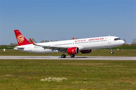 Pesawat Juneyao Air Airbus A321neo Terbang Ke Bandara Hamburg