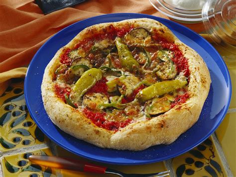 Scharfe Pizza Mit Chilischoten Und Mozzarella Rezept EAT SMARTER