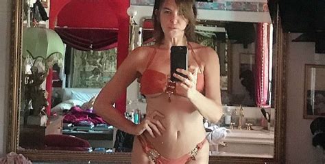 Alba Parietti Bikini A 60 Anni Iconiche Gambe Lunghe In Mostra