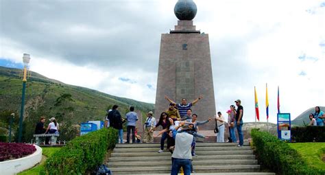 En La Mitad Del Mundo Explora Quito Y Sus Atractivos Turísticos Vamos