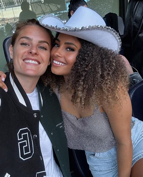 Love Island S Amber Gill Splits From Arsenal Star Girlfriend Jen