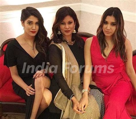 Aneesha Joshi With Her Mother And Sister Photo