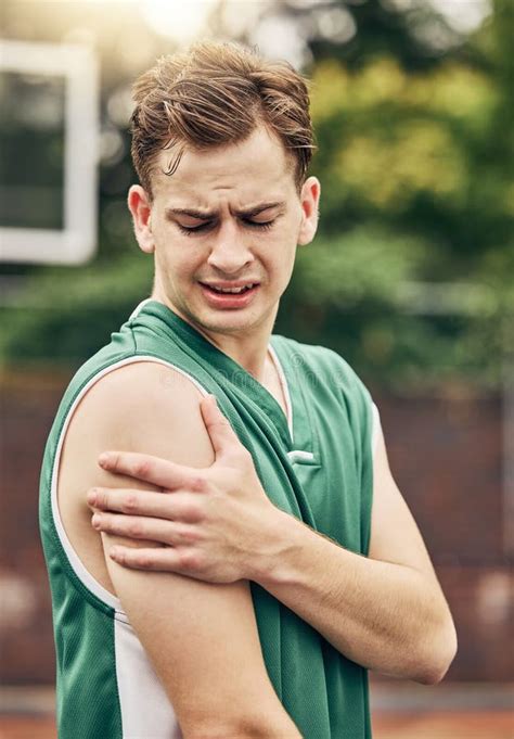 Blessure Musculaire Basketball Ou Douleur Sportive Et Homme Avec Un