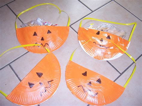 Citrouilles d halloween avec des empreintes de main activité Artofit