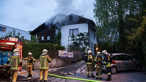 Passant Rettet Frau Aus Brennender Wohnung Tirol ORF At