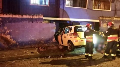 Vehículo Termina Incrustado En Una Casa En Grave Accidente En Quito