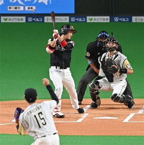 1回2死一、二塁、空振り三振に倒れた栗原（撮影・中村太一） 写真｜【西日本スポーツ】