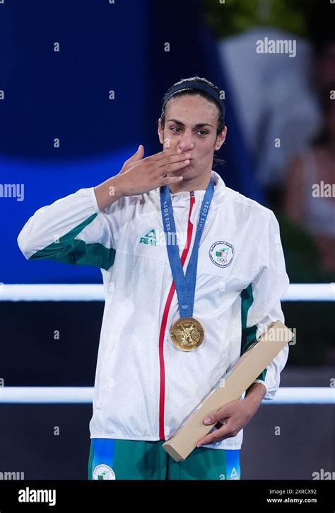 La médaillée dor algérienne Imane Khelif sur le podium pour le 66kg