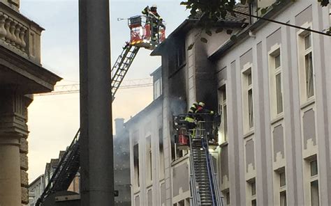 Krefeld Alte Linner Straße Feuerwehr rettet Bewohner vor den Flammen