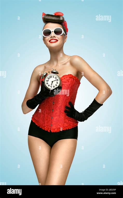 Una Sexy Foto De Pin Up Girl En Vintage Corsé Bragas Y Guantes Celebración Antiguo Reloj