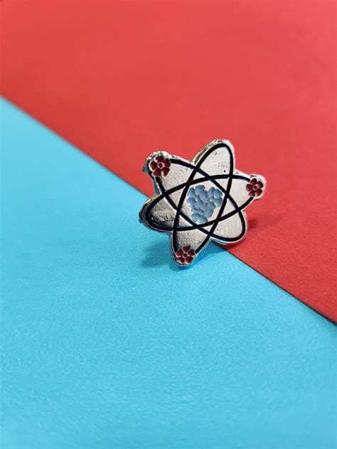 Pin Metálico átomo Master Uniformes
