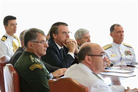 Comandantes das Forças Armadas pedem demissão em protesto contra