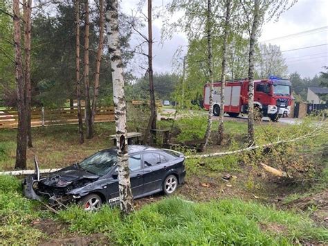 W Nowej Dębowej Woli pijany kierowca mazdy uderzył w drzewo Miał ponad