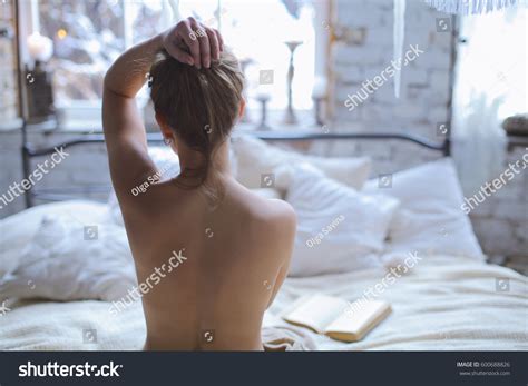 Naked woman reading book 图片库存照片和矢量图 Shutterstock
