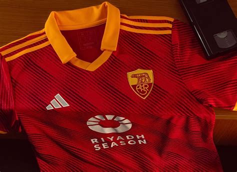 Roma Presentata La Quarta Maglia Sar Utilizzata Nel Derby Alfredo