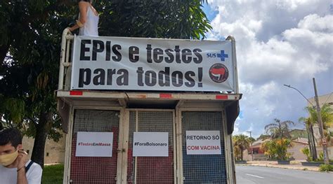 Manifestantes fazem carreata contra Bolsonaro e Mourão em Uberaba e