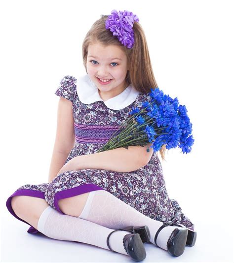 Petite Fille Avec Du Charme Tenant Un Bouquet De Fleur Image Stock