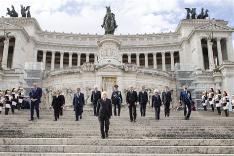 Liberazione L Omaggio Di Mattarella All Altare Della Patria Ildenaro It