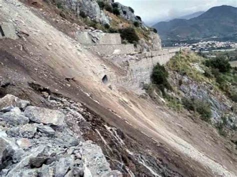 Maratea Una Frana Lungo La Statale Tirrenia Inferiore