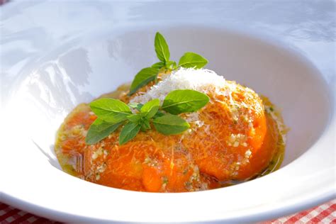 Raviolis Caseros De Ricota Albahaca Nuez Pomodoro Y Tuco El Gourmet