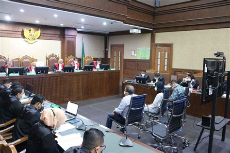 Foto Sidang Dakwaan Tiga Terdakwa Kasus Korupsi Pengadaan Tanah Di Munjul