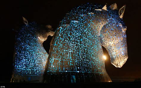 Stunning Pictures Of The Kelpies Show 300 Tonne Steel Horses Glowing In