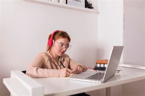 Professora Em Casa Dando Aula Online Foto Premium