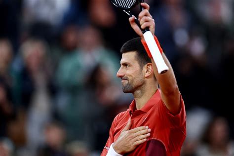 Djokovic gana en 5 sets y continua con la defensa de su título en el