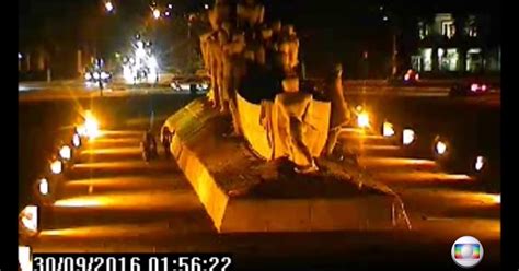 G C Mera Registra Casal Pichando O Monumento S Bandeiras Em Sp