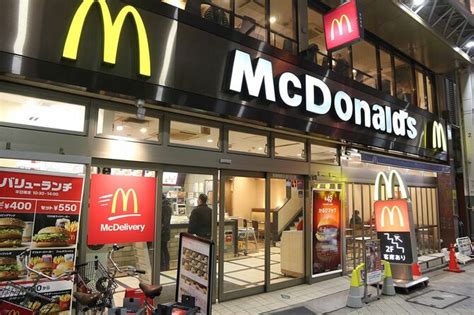 平均月商は1店舗当たり約1800万円マクドナルドが外食業界の最強企業として君臨できるワケ 外食デフレで成長し､コロナ禍でも勝ち組となった